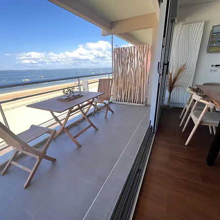 Premiere Ligne Acces Prive Et Direct A La Vue *