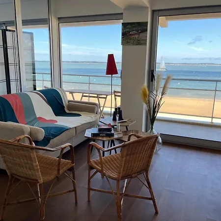 Premiere Ligne Acces Prive Et Direct A La Vue