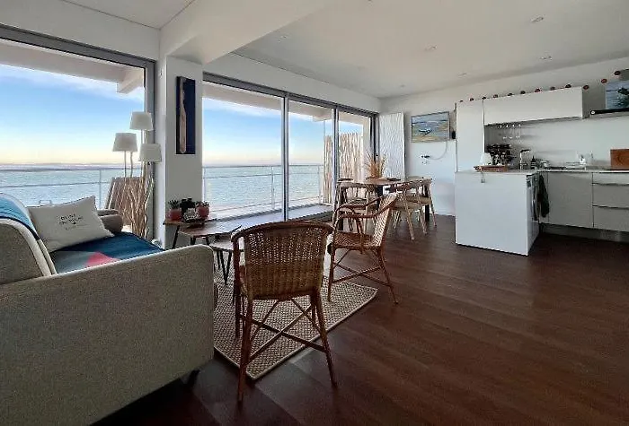 Premiere Ligne Acces Prive Et Direct A La Vue *