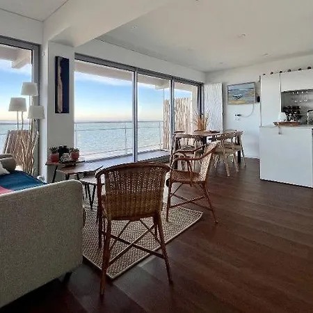 Premiere Ligne Acces Prive Et Direct A La Vue *