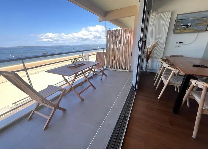 Premiere Ligne Acces Prive Et Direct A La Vue *